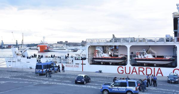 Catania, nave Diciotti: al via lo sbarco dei migranti