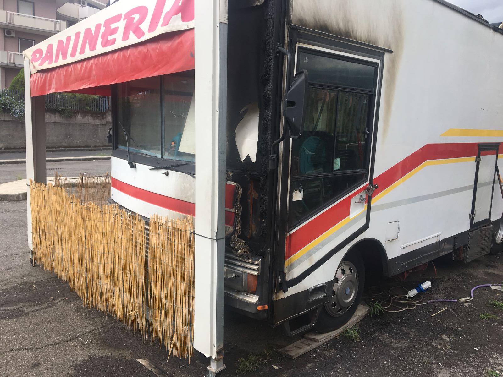 Riposto, a fuoco cabina camion panini in via Calabretta