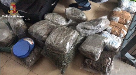 Catania, arrestata spacciatrice sul viale Grimaldi. Nacondeva oltre 8 kg di droga