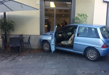 Giarre, tragedia sfiorata in via Callipoli: auto fuori controllo "piomba" dentro un bar VIDEO