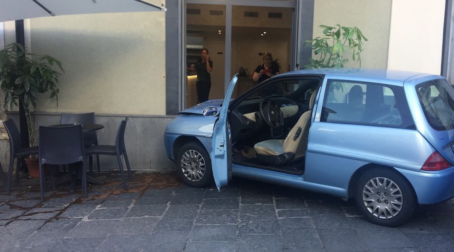 Giarre, tragedia sfiorata in via Callipoli: auto fuori controllo “piomba” dentro un bar VIDEO