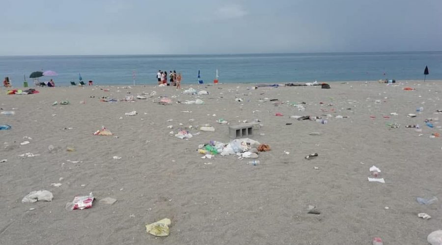 Fondachello e Marina di Cottone, il solito assalto delle spiagge con attendamenti selvaggi