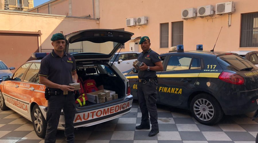 Catania, 10 chili di hashish a bordo di auto medica: due arresti