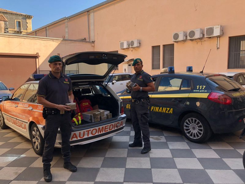 Catania, 10 chili di hashish a bordo di auto medica: due arresti