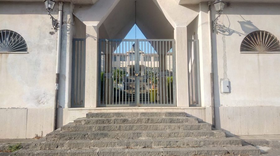 Cimitero di San Giovanni Montebello, le penose bugie dell’Amministrazione. Ieri cancelli chiusi tra le proteste