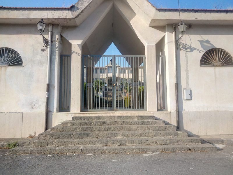 Cimitero di San Giovanni Montebello, le penose bugie dell’Amministrazione. Ieri cancelli chiusi tra le proteste