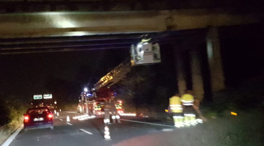 Controlli dei vigili del fuoco in un viadotto sull’A18, rallentamenti nei pressi di Giarre