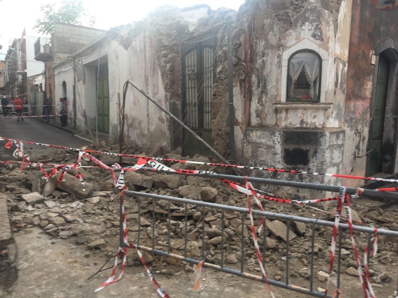 Giarre, crolla immobile in via Pittella: paura in pieno centro storico  VIDEO