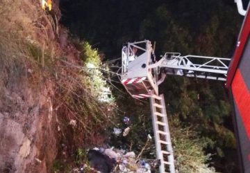 Catania: i carabinieri bussano alla porta e lei lancia la cocaina in un dirupo: arrestata