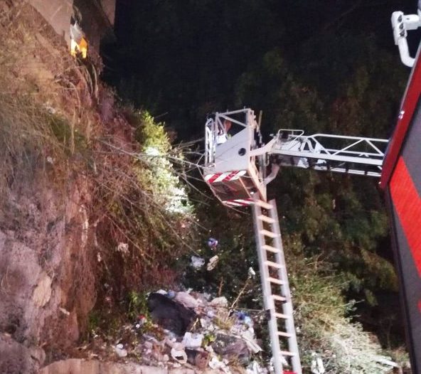 Catania: i carabinieri bussano alla porta e lei lancia la cocaina in un dirupo: arrestata