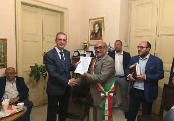 Riposto, assessore alle Infrastrutture Falcone "consegna" il decreto sul primo bacino portuale