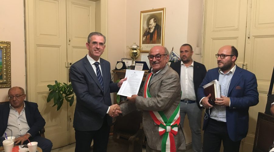 Riposto, assessore alle Infrastrutture Falcone “consegna” il decreto sul primo bacino portuale