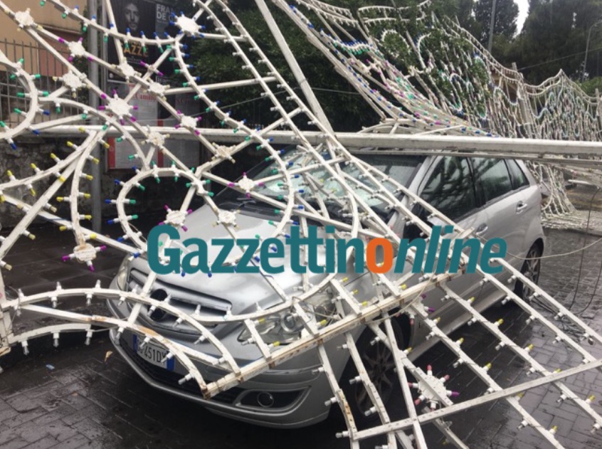 Allagamenti in A18, forti rallentamenti. Danni maltempo a Giarre: vento spazza via le luminarie di San Camillo VIDEO