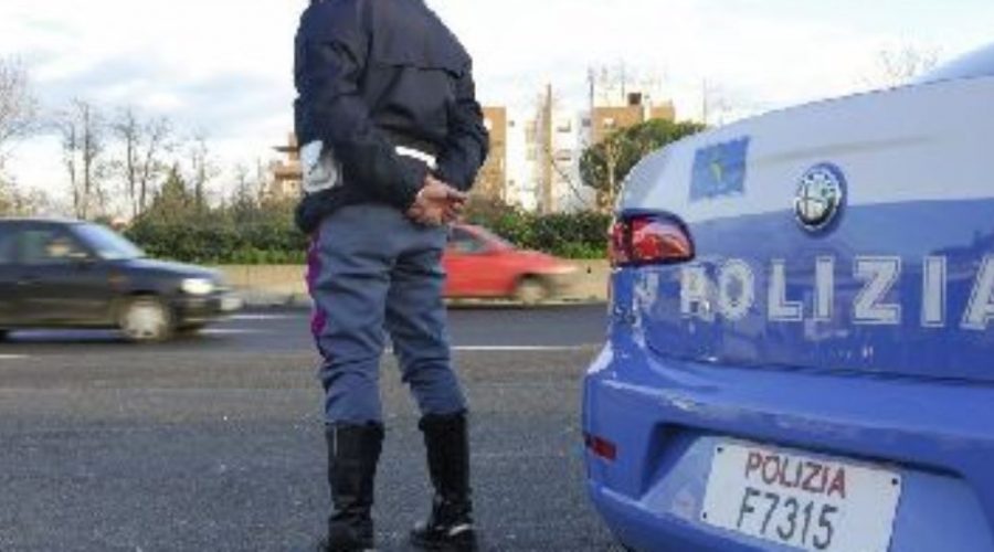 Caltagirone, tenta di sfuggire a in posto di controllo e travolge agenti della Polstrada