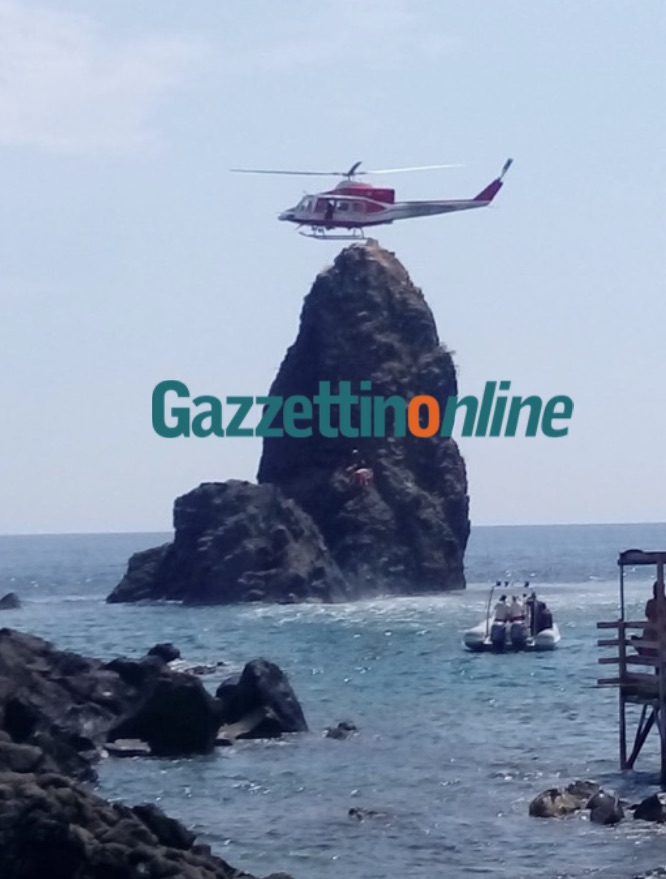 Aci Trezza, ragazzino scivola dagli scogli e finisce in mare. Intervento del nucleo elisoccorritori dei Vigili del fuoco VIDEO-FOTO