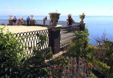 Acireale, incendio all'interno di villa Belvedere: intervento dei Vigili del fuoco