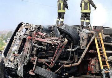 Drammatico incidente sulla SS417, autocompattatore si ribalta e prende fuoco: intervento dei Vigili del fuoco di Caltagirone