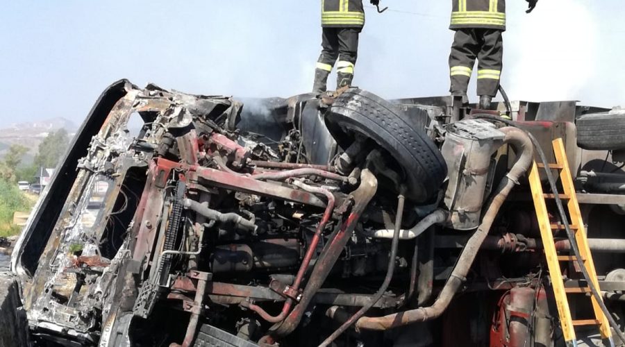 Drammatico incidente sulla SS417, autocompattatore si ribalta e prende fuoco: intervento dei Vigili del fuoco di Caltagirone