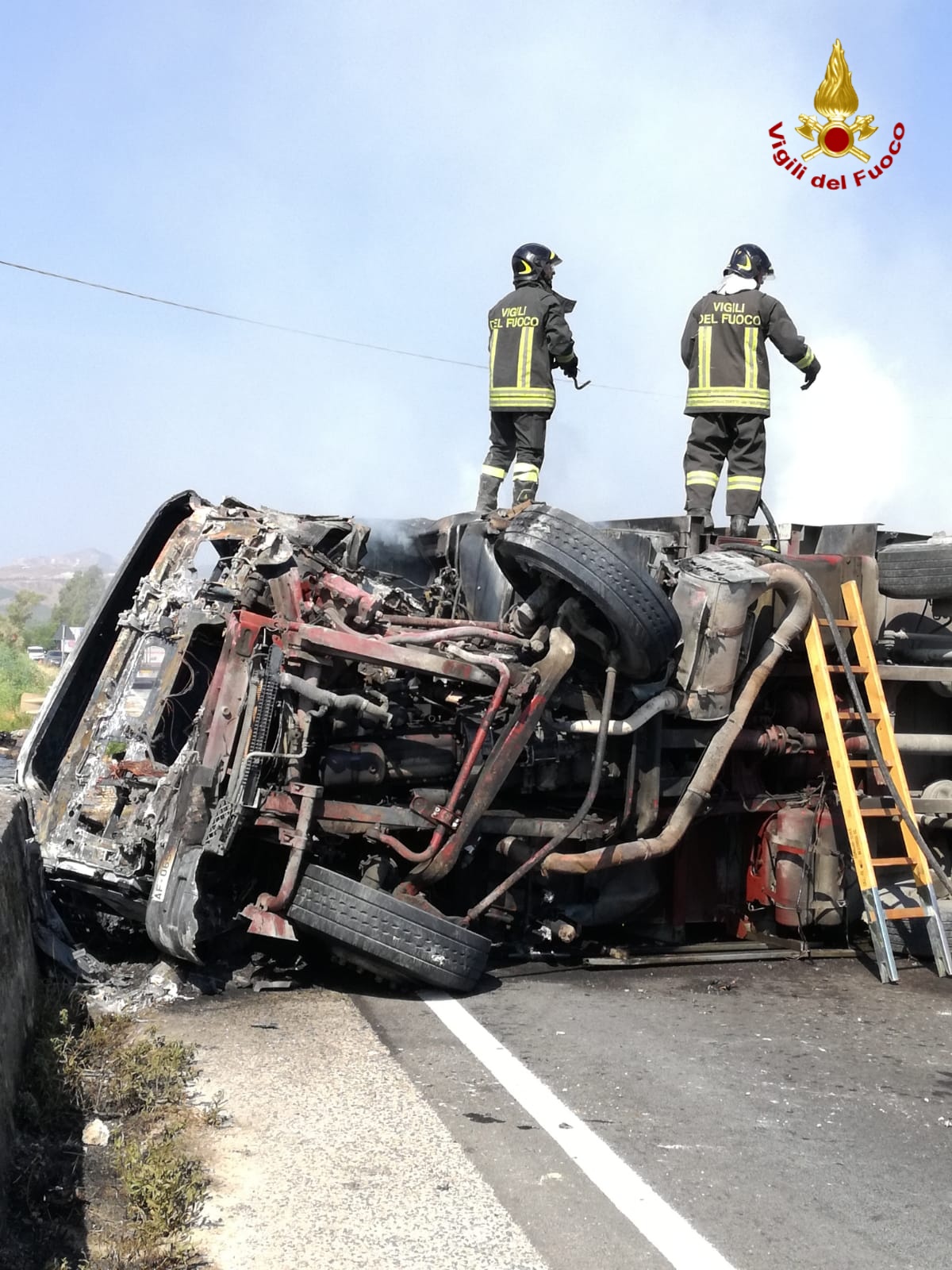 Drammatico incidente sulla SS417, autocompattatore si ribalta e prende fuoco: intervento dei Vigili del fuoco di Caltagirone