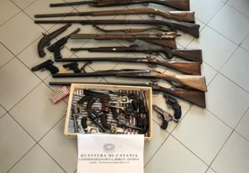 Catania, controllo detenzione armi: sequestrati fucili, pistole e armi storiche