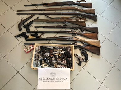 Catania, controllo detenzione armi: sequestrati fucili, pistole e armi storiche
