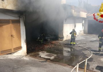 Aci Castello, divampa incendio in un garage. Coinvolta anche un'auto. Intervento dei VVff  VIDEO-FOTO