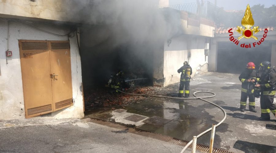Aci Castello, divampa incendio in un garage. Coinvolta anche un’auto. Intervento dei VVff  VIDEO-FOTO