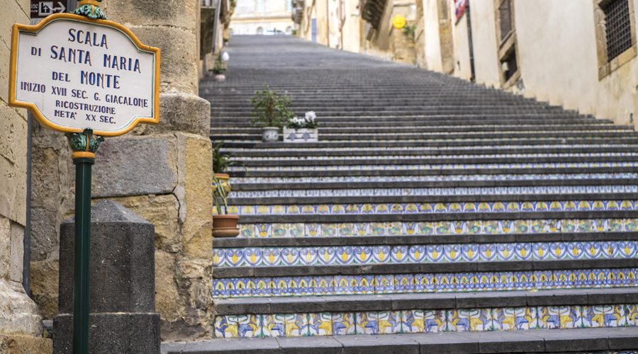 La scala di Caltagirone ricorda Don Puglisi