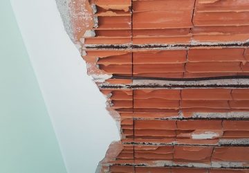 Centro diurno di via Berlinguer: ad un anno dall'apertura si staccano le pignatte dal tetto FOTO