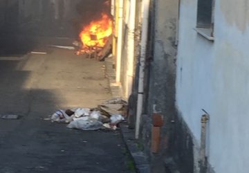 Giarre, a fuoco maxi discarica vicino il vecchio ospedale