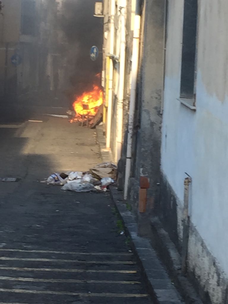 Giarre, a fuoco maxi discarica vicino il vecchio ospedale