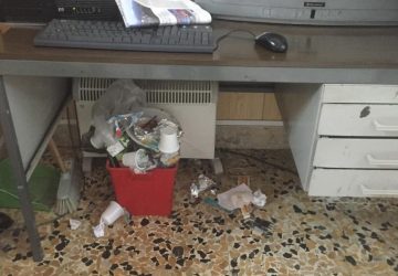 Giarre, vigili urbani costretti a lavorare in un letamaio LE FOTO