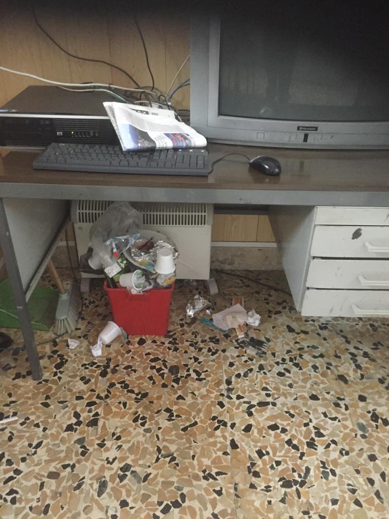 Giarre, vigili urbani costretti a lavorare in un letamaio LE FOTO