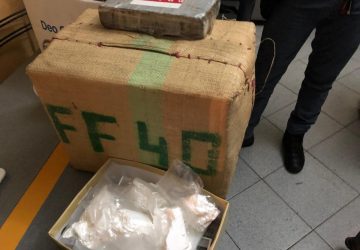 Settecentomila euro di droga ed armi dietro il frigo, blitz della polizia a Catania