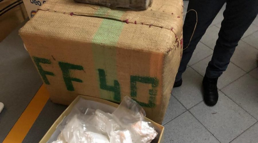 Settecentomila euro di droga ed armi dietro il frigo, blitz della polizia a Catania
