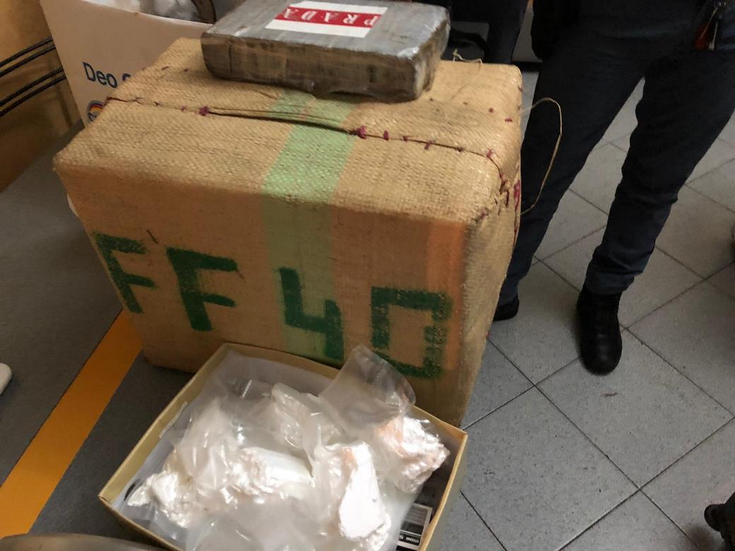 Settecentomila euro di droga ed armi dietro il frigo, blitz della polizia a Catania