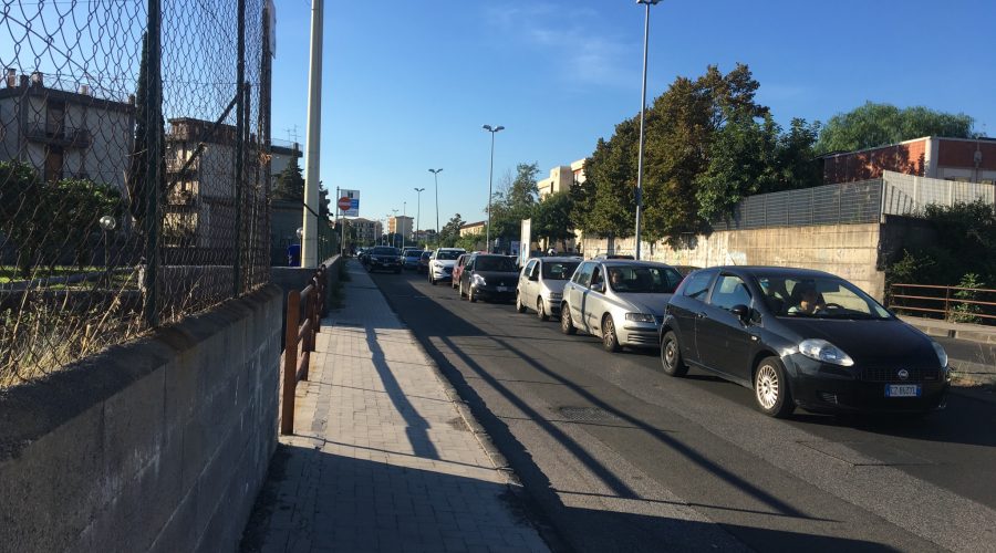 Giarre stritolata dal traffico a ridosso delle scuole. Ma i vigili ci sono ancora?