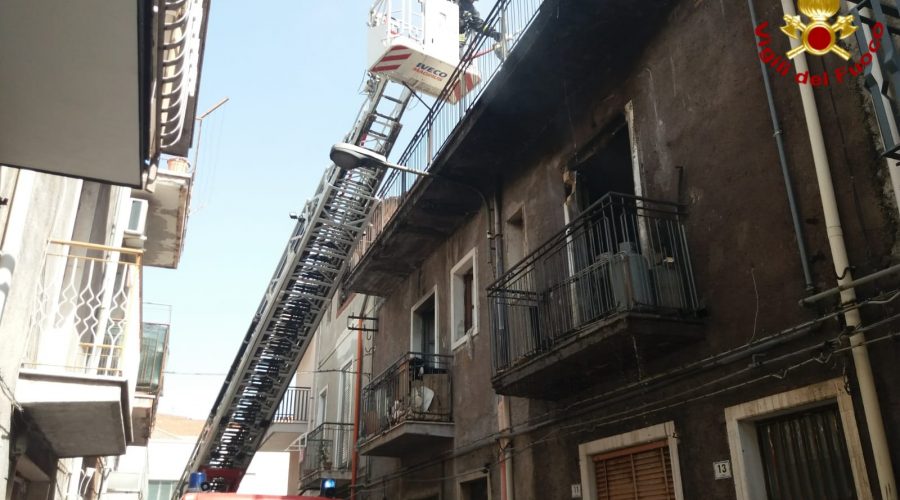 Paternò, divampa un incendio in una abitazione. Muoiono due cagnolini