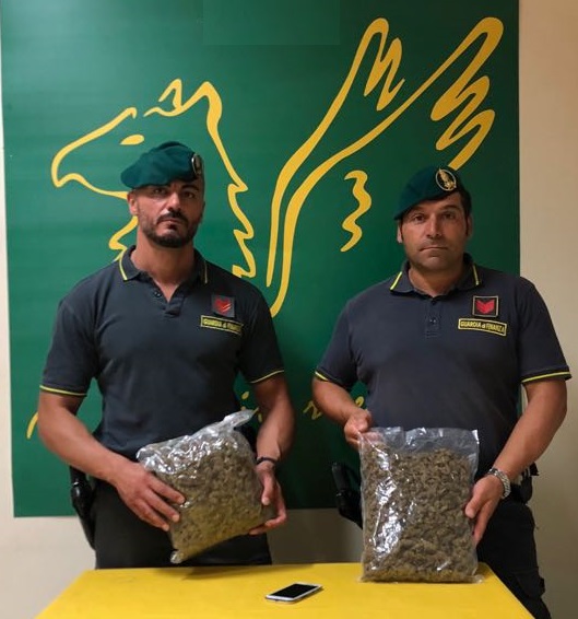 Beccato sull’asse dei servizi di Catania con 1 kg di marijuana: arrestato corriere