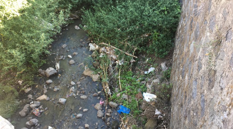 Giarre, allarme igienico sanitario per i liquami nel torrente Jungo. Esasperati i residenti