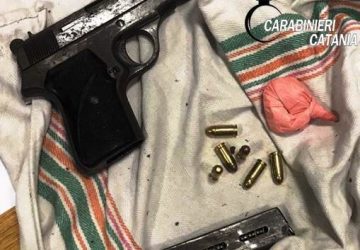 Controlli dei Cc a Picanello, in due fuggono e perdono per strada una pistola