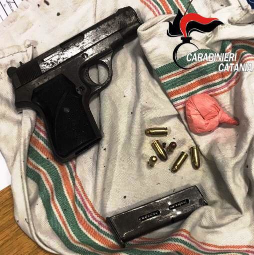 Controlli dei Cc a Picanello, in due fuggono e perdono per strada una pistola