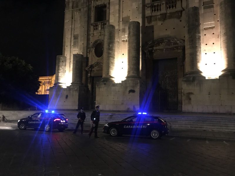 Catania, controlli a tappeto dei carabinieri: lavoro nero e abusivismo alimentare