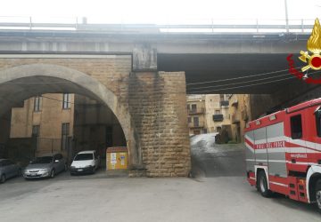 Caltagirone, calcinacci dal ponte: intervento dei Vigili del fuoco