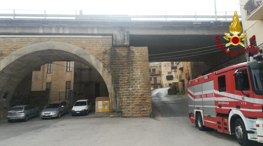 Caltagirone, calcinacci dal ponte: intervento dei Vigili del fuoco