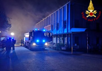 Catania, a fuoco capannone di prodotti cosmetici. Vigili del fuoco in azione VIDEO