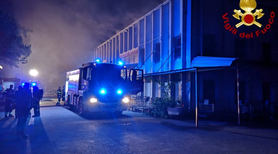 Catania, a fuoco capannone di prodotti cosmetici. Vigili del fuoco in azione VIDEO