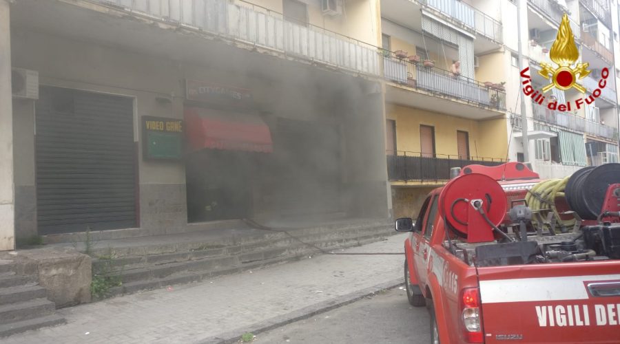 Catania, a fuoco una sala giochi al Villaggio Sant’Agata: intervento dei Vigili del fuoco VD