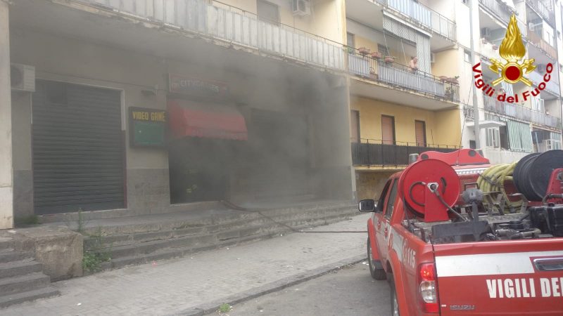 Catania, a fuoco una sala giochi al Villaggio Sant’Agata: intervento dei Vigili del fuoco VD