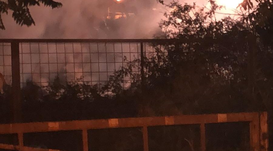 Riposto, a fuoco rifiuti e sterpaglie in area privata di via La Torre